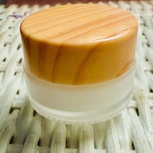 Tallow eye balm with bee venom tightens, plumps and hydrating.